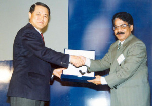 Receiving Best Performer Award in the Middle East from LG global CEO, Korea – 2001